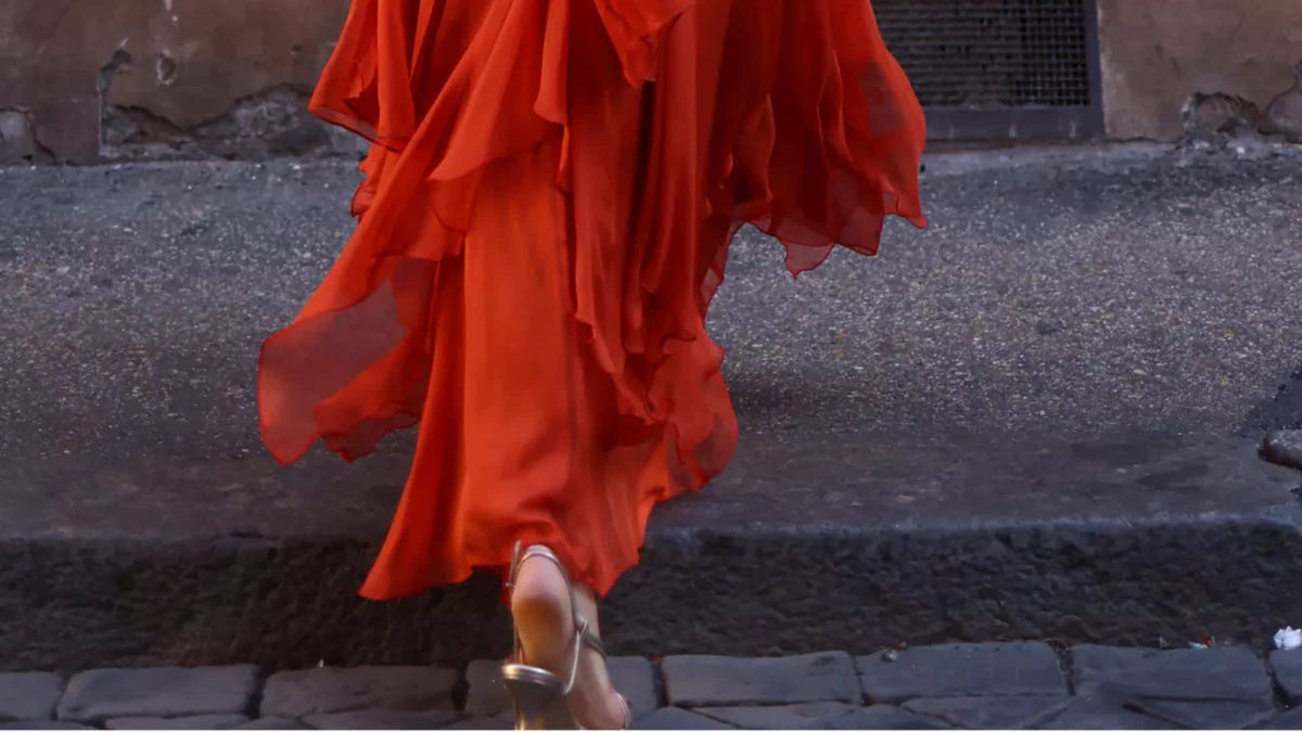 Color de zapatos que combinan con un vestido coral