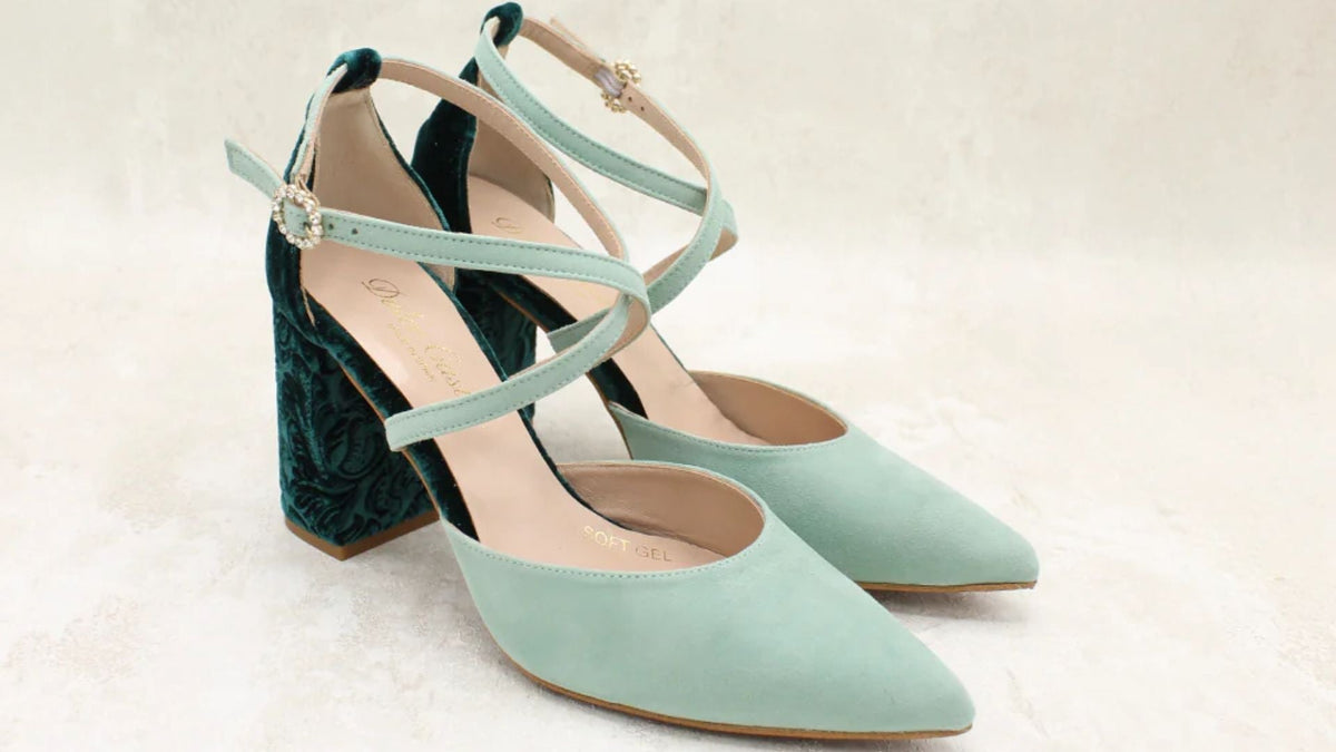 Color de zapatos que combinan con un vestido verde