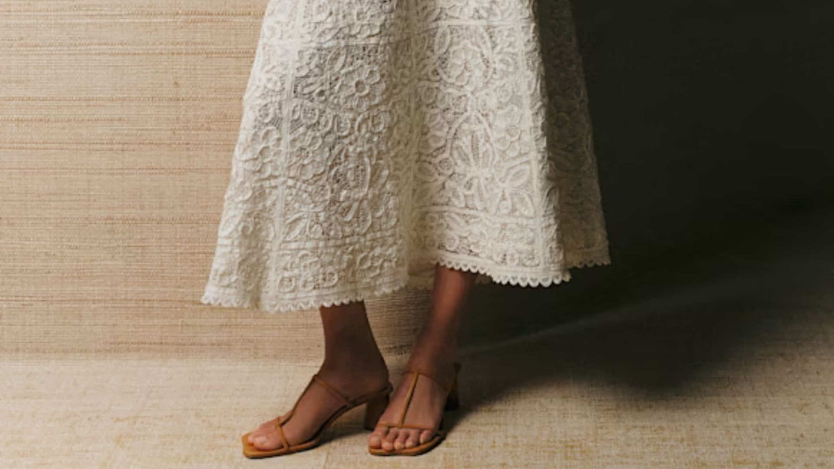 Color de zapatos que combinan con un vestido beige